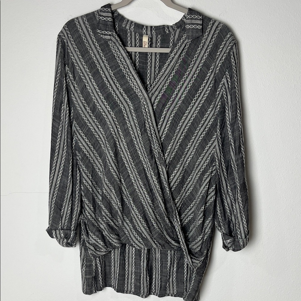Elan- Gray & White Detailed Woman’s Top